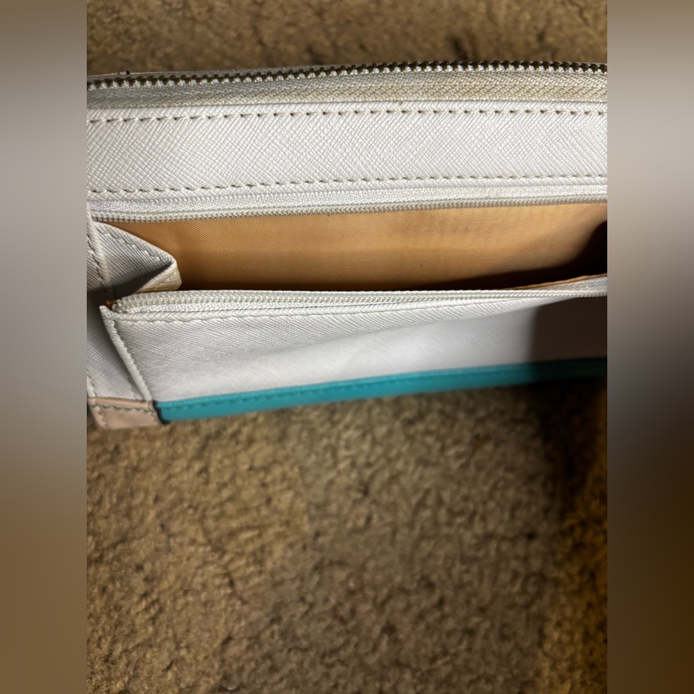 Guess White and Tan Wallet - Picture 5 of 10